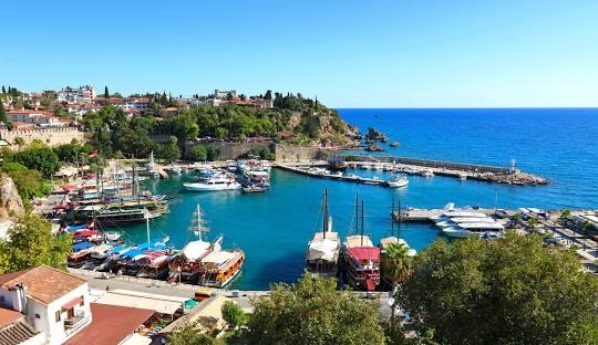 Antalya'da Apart Tatil: Özgürlüğün ve Konforun Buluştuğu Mekan