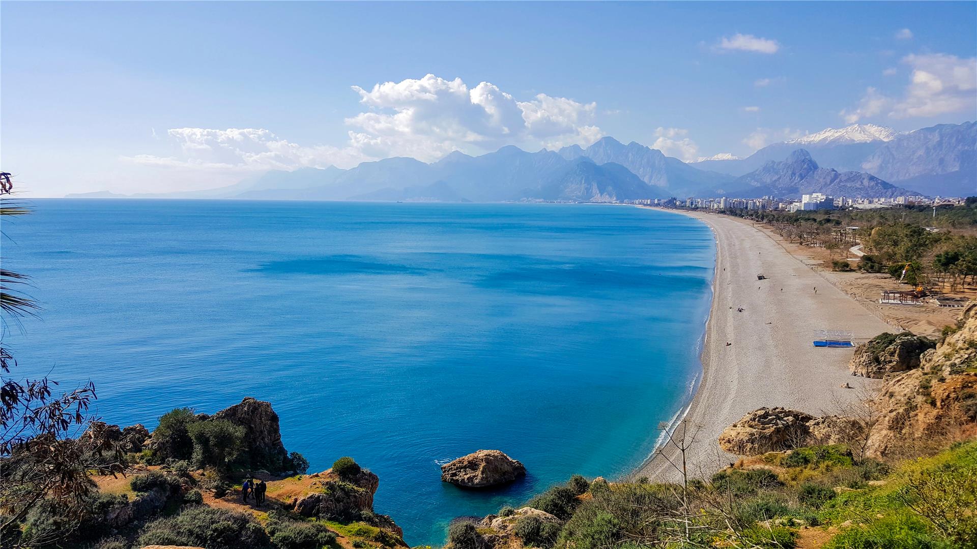 Konyaaltı Plajı: Antalya'nın Mavi Cenneti